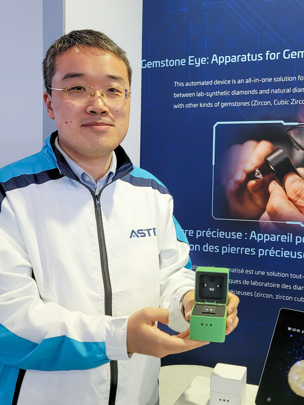 The ?쏥emstone Eye: Apparatus for Gemstones Identification??stood out, earning the Gold Medal with Congratulations of Jury. This automated device offers all-in-one solution for quickly distinguishing natural diamonds from lab-synthetic diamonds and other gemstones