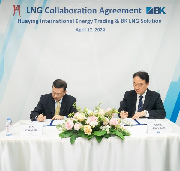 Scene of the signing ceremony, from left to right: Zhang Jie, managing director of Huaying International Energy Trading (Singapore) Pte. Ltd., Henry Kim, president of BK LNG Solution Pte. Ltd.