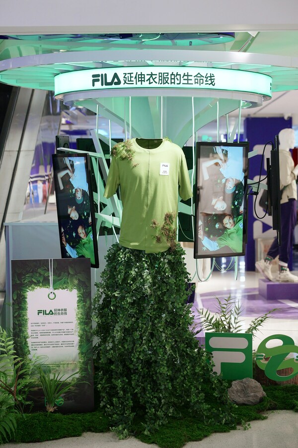 FILA 上海一号店，"延伸衣服的生命线"环保装置，展示品牌可降解理念