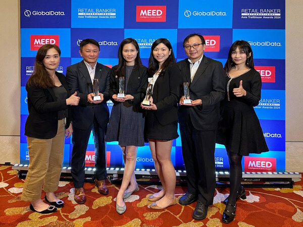 CUB took home 4 awards from Retail Banker International for its accomplishments in cloud migration advances, biometrics in security, and training and development course. (PRNewsfoto/Cathay United Bank)