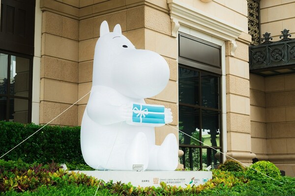 A 4-metre-tall giant inflatable Moomin has landed in the outdoor space of the West Lobby of the Grand Lisboa Palace Macau, welcoming guests for up-close photo opportunities.
