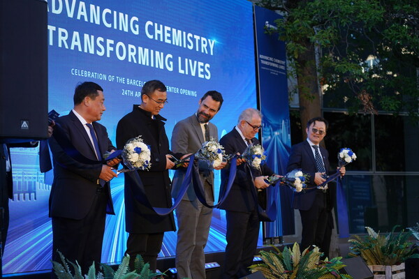 From left to right respectively are: Mr. Bao Hua, the Chairman from Administrative committee of Yantai Eco<i></i>nomic and technological development area; Mr. Hu Aimin, the Co<i></i>nsul General of Chinese co<i></i>nsulate in Barcelona; Mr. Roger Torrent Ramio, the Minister of Business and Labor from the government of Catalonia; Mr. Jordi Valls Riera, the Deputy Mayor of Barcelona city consul; Dr. Hua Weiqi, the Executive Vice Presisdent from Wanhua Chemical.