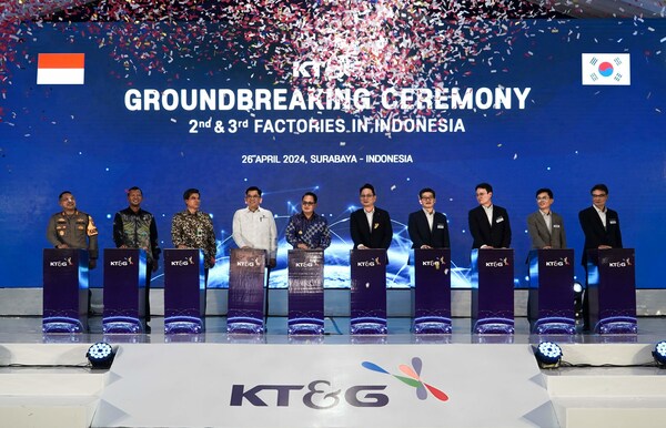 KT&G hosted a groundbreaking ceremony for its second and third factories in Indonesia on April 26, 2024 in Surabaya, Indonesia. In the photo, KT&G CEO Kyung-man Bang (fifth from the right) is attending the ceremony with Governor of East Java Province Adhy Karyono (fifth from the left), Deputy Minister of the Indonesian Ministry of Investment(BKPM) Andi Maulana (fourth from the left) along with other key officials.