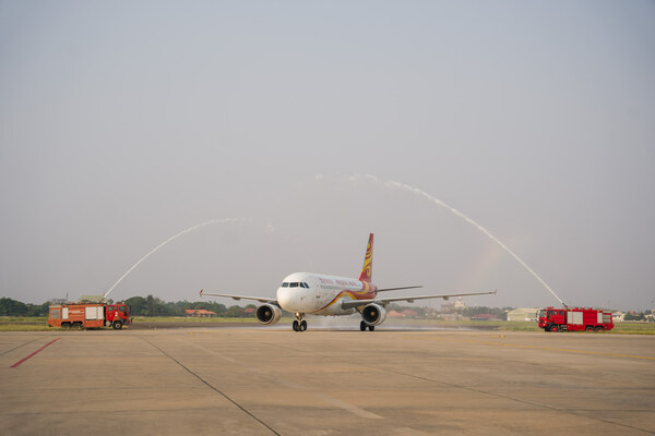 客機抵達老撾瓦岱國際機場后，接受了傳統的水門及祝賀儀式