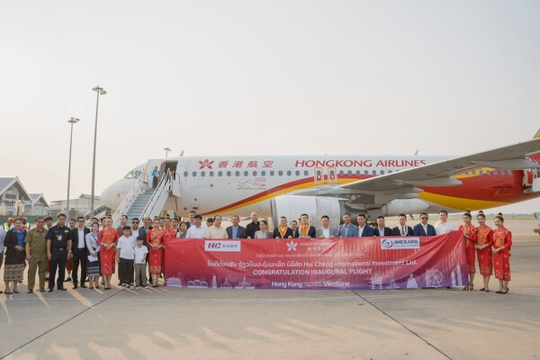 客機抵達老撾瓦岱國際機場后，接受了傳統的水門及祝賀儀式
