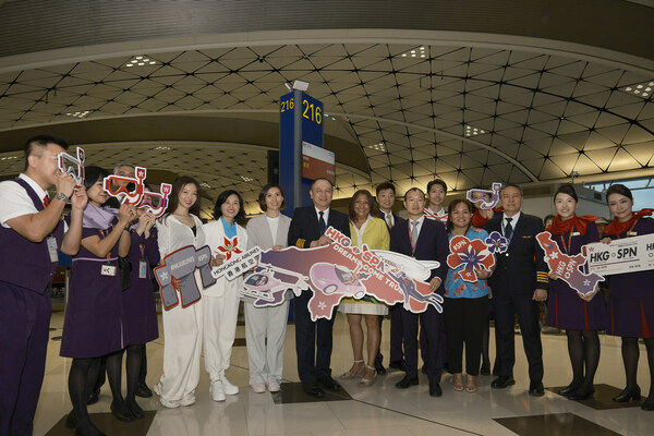 香港航空董事長孫劍鋒先生和助理總裁鄭方祥先生、馬里亞納觀光局代表Gloria C. Cavanagh女士及Judy Torres女士、以及一眾貴賓在香港國際機場慶祝塞班航線再次啟航