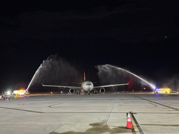 客機抵達塞班島國際機場后，接受了傳統的水炮禮