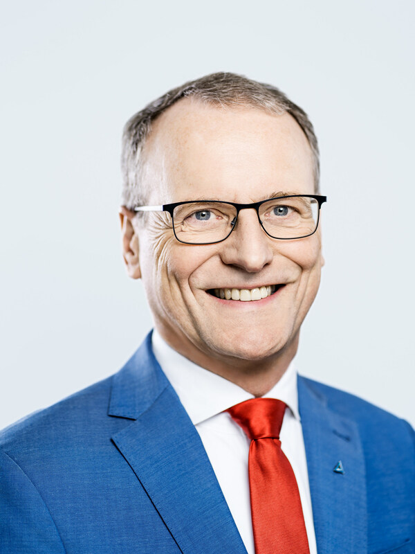 TÜV莱茵集团首席执行官富笔博士（Dr. Michael Fübi）