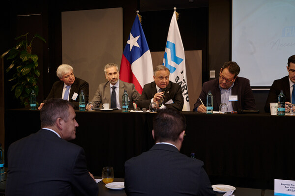 Puerto San Antonio 和智利交通和電信部在馬德里與有意建造 Puerto Exterior 的公司成功舉行會議