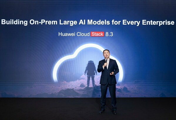 Johnny Lyu, CTO of Huawei Hybrid Cloud for International Business, launching the industry's first hybrid cloud for large AI models