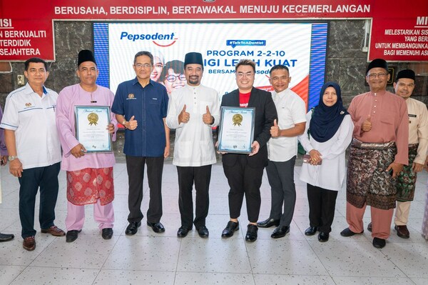 Looi Kah Hong - Marketing lead of Pepsodent (fifth from left) receiving the Malaysia Book of Records certificate of "Most Number of Students Brushing Teeth Simultaneously"