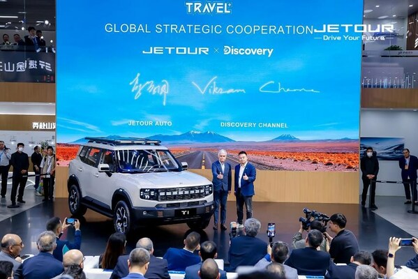 Vikram Channa, Warner Bros. Discovery’s Vice President (left), and Li Xueyong, President of JETOUR Auto (right), signed a strategic collaboration at Beijing Auto Show