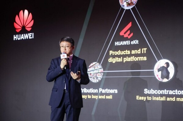 Wei Xianbin, Director of the Distribution Business Dept of Huawei Enterprise Sales Dept, delivered the speech