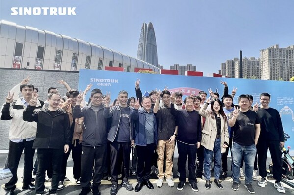 Tan Xuguang took a group photo with employees and their families at the event