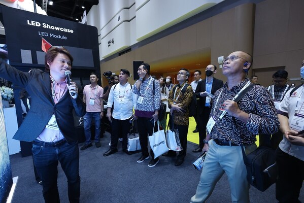[InfoComm Asia, Guided Show Floor Tour featuring product demonstration on digital signage]