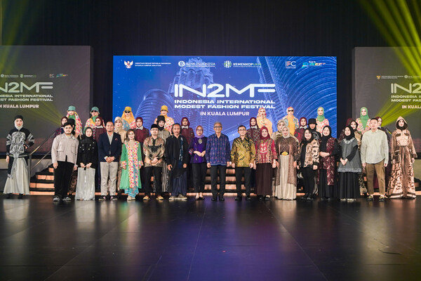 (Kuala Lumpur, 4/5) Bank Indonesia hosted an event called IN2MF in Kuala Lumpur, which was attended by 6 Indonesian designers and 1 Malaysian designer. The event aimed to capitalize on the economic growth of the fashion industry by expanding into the international market.