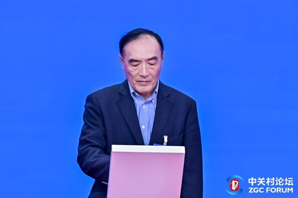 软通动力执行副总裁兼首席数字官彭强代表公司签约