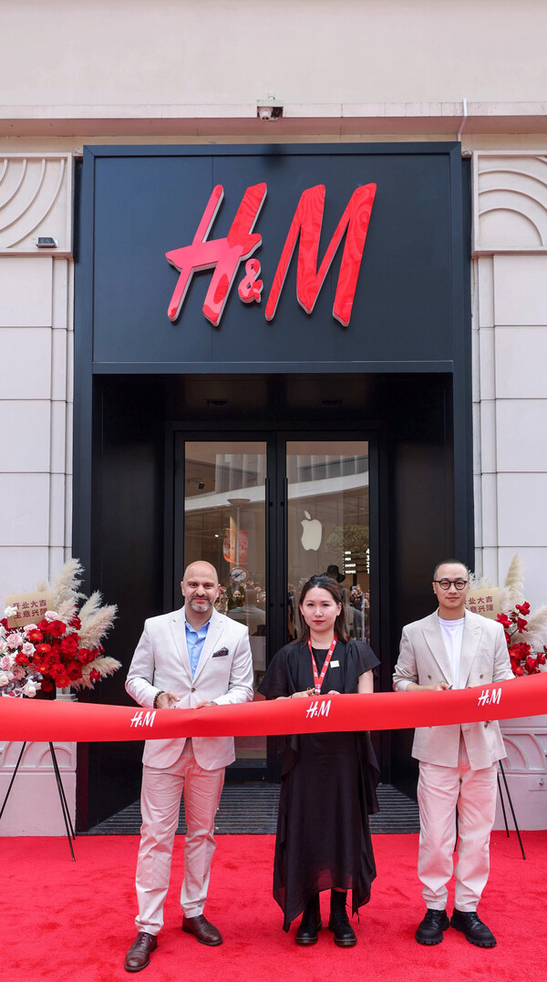 图：H&M上海南京东路旗舰店剪彩仪式现场