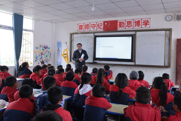 依维柯中国志愿者给学生们讲解水与健康的知识