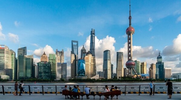 A view of the Lujiazui financial center in Shanghai's Pudong New Area from the Bund. [Photo by Wang Gang/For China Daily]