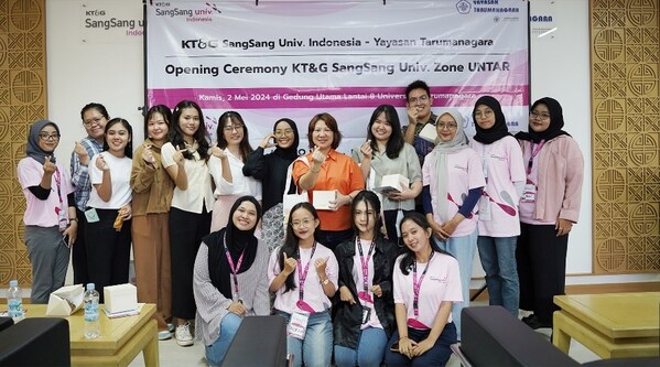 KT&G, a global company headquartered in South Korea, opened ‘Univ. Zone’, a community center for college students, at Tarumanagara University (UNTAR) on May 2, 2024. Students are taking photos to celebrate the opening of the ‘Univ. Zone.’