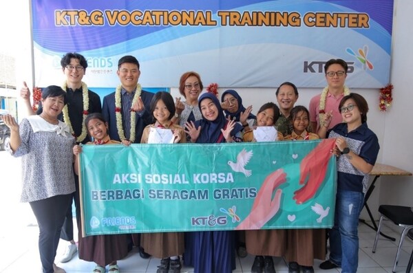 KT&G held a ceremony on May 3rd, during which participants from the Vocational Training Center’s sewing class donated school uniforms they made to local students. The participants and students are taking a photo together.