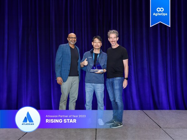 Đại diện AgileOps - ông Jason Ryu, Quản lý Chương trình đối tác của khu vực, nhận kỷ niệm chương từ ông Scott Farquhar, nhà đồng sáng lập và ông Ko Mistry, Quản lý Kênh Truyền thông toàn cầu của Atlassian (PRNewsfoto/AgileOps)