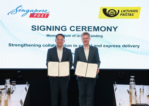 From left to right: SingPost’s CEO International Li Yu and CEO of Lithuania Post Rolandas Zukas signed an MOU to strengthen collaboration in postal and express delivery.