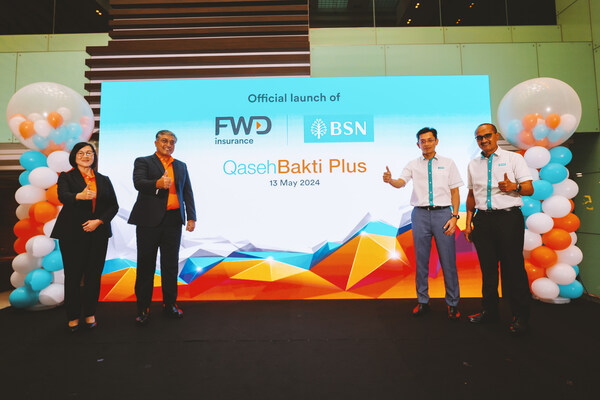 Official launch of Qaseh Bakti Plus by Aman Chowla (second from left), CEO of FWD Insurance Berhad and Jay Khairil (second from right), Chief Executive of Bank Simpanan Nasional, Yap Suat Yen, Su-En (far left), Chief Partnership Officer of FWD Insurance Berhad and Mujibburraham Abd Rashid, Chief Business Officer of BSN.
