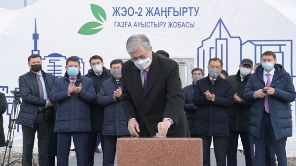 Kazakhstan』s President Tokayev placing a commemorative capsule during the launching ceremony of the upgrade of Almaty CHP Plant 2.