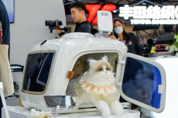 丰田纺织（中国）与好孩子公司共同研发的智能宠物座舱“萌宠小屋”