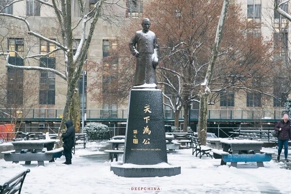 In the Columbus Park of Manhattan Chinatown, the statue of Sun Yat-sen is covered with snow on January 16, 2024 local time. The pedestal of the statue reads "All under heaven belongs to the people".