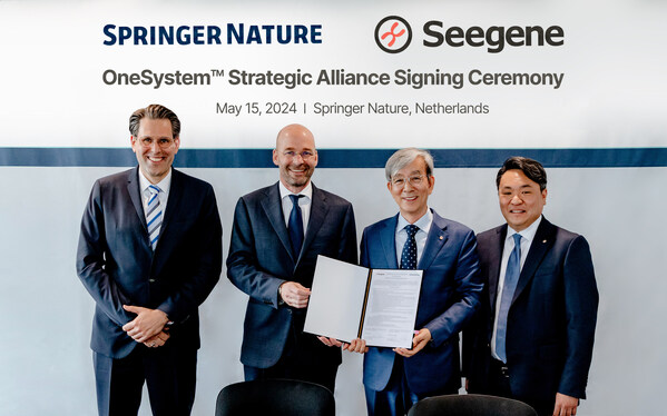 5月15日、オランダのハウテンで開催されたOneSystem™戦略的提携の調印式の様子。（写真左から）シュプリンガーネイチャーCOOのMarc Spenlé 、シュプリンガーネイチャーCEOのFrank Vrancken Peeters、Seegene CEO兼創設者のJong-Yoon Chun博士、Seegene OneSystem事業EVP兼グローバルヘッドのJun B. Kim