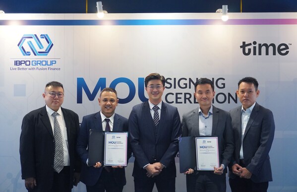 : From left to right IBPO Group Berhad’s Advisor, Samuel Quek, Head of Contact Centre, Feruz Satar and the Founder & Group Managing Director, Andy Lim, together with Time dotCom Berhad’s Head of Enterprise, Tan Hooi Siang