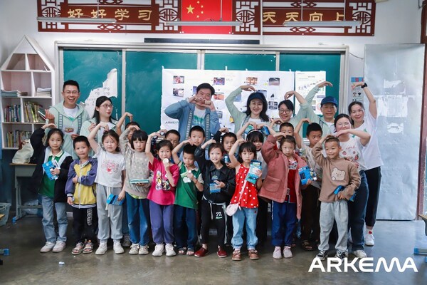 阿科玛大中华区总裁张潇雨（后排右四）携员工志愿者与学生开展"绿色创新教室"