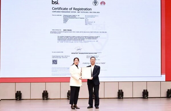 颁证现场：左为BSI中国区战略业务发展总监郭玥婷，右为华友钴业集团总裁陈红良