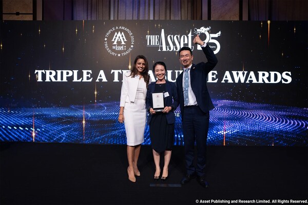 XTransfer新加坡CEO蕭麗欣（中）與德銀代表一同接過獎項。