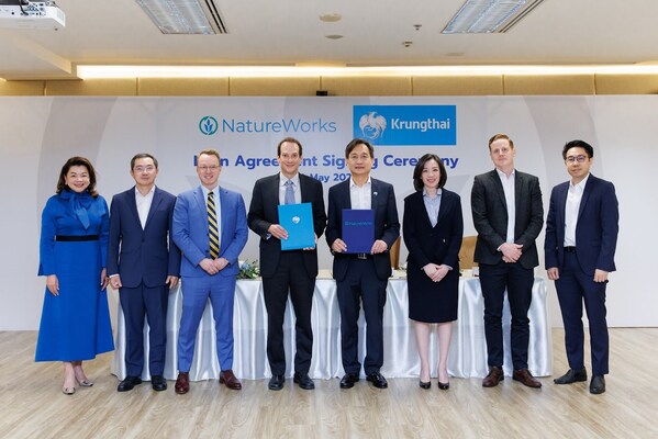 Mr. Narongsak Jivakanun (Second from left), CEO of PTT Global Chemical Public Company Limited (GC) presided over the signing ceremony and extended his congratulations to Krungthai Bank and NatureWorks - a joint venture of GC and a leading manufacturer of polylactic acid (PLA) biopolymers made from renewable resources.