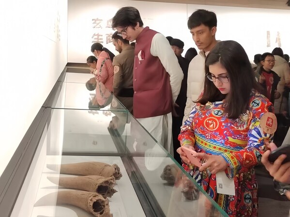 Wisatawan mengunjungi Museum Situs Dinasti Shang Zhengzhou