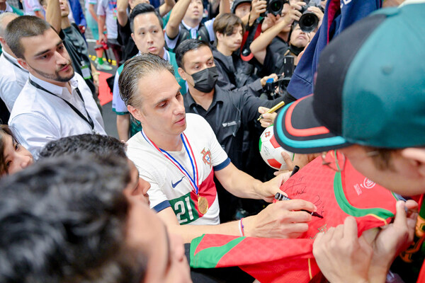After the game, the players interacted with the audience.