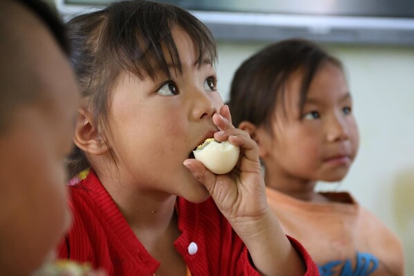 四川且托幼儿园孩子在吃鸡蛋