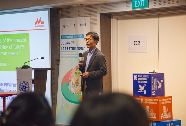 Mr. Uechi Naoto is discussing the topic of Responsible Business at an event jointly organised by UNDP and Vietnam Japan University.