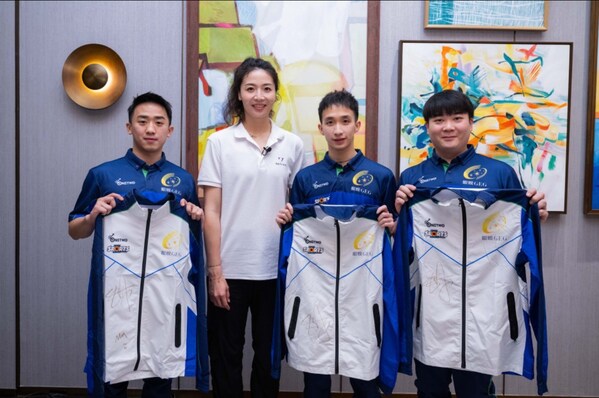 魏秋月女士（左二）向中國澳門空手道運動員郭建恒先生（左一）、中國澳門乒乓球運動員張子澄先生（右二）及中國澳門男子保齡球運動員李得文先生（右一）致送親筆簽名。