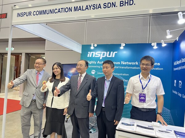 马来西亚通讯部副部长张念群（左二）、中国驻马来西亚大使欧阳玉靖(左三）、马来西亚中国企业家联合会总会长拿督李中平（左一）