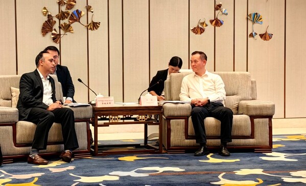 英格索兰集团高级副总裁Santiago Arias Duval与桂林市副市长王昕交流