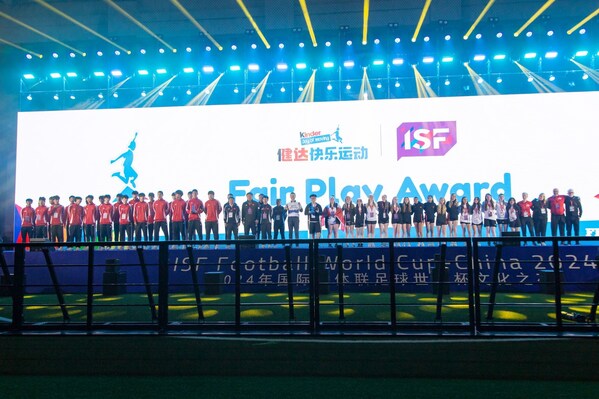 健达快乐运动为中国男子1队和加拿大女队颁发"健达快乐运动公平参与奖"