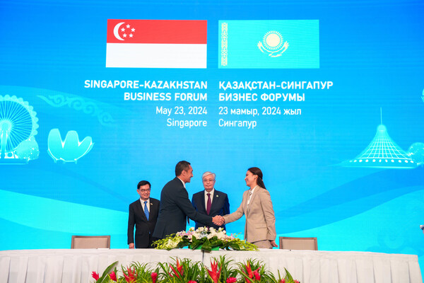SingPost and Qazpost sign strategic cooperation agreement aimed at boosting eCommerce and logistics, and bolster development in both countries. From Left to Right: Vincent Phang, Group CEO, Singpost, signs partnership agreement with Asel Zhanassova, Chairman of the Board of JSC «QazPost». Witnessed by Deputy Prime Minister and Coordinating Minister for Economic Policies, Singapore, Heng Swee Keat and the President of the Republic of Kazakhstan, Kassym-Jomart Tokayev. (Photo Credit: SingPost)