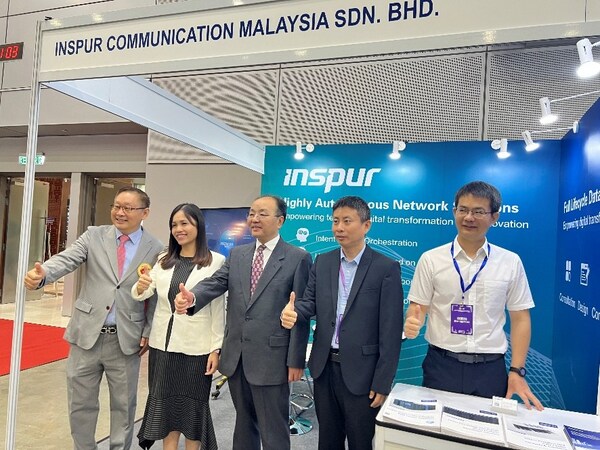 Deputy Minister of Communications of Malaysia YB Teo Nie Ching (Second from left),  Ambassador Extraordinary and Plenipotentiary of the People’s Republic of China to Malaysia Ouyang Yujing (Third from left), and President of China Entrepreneurs Association in Malaysia Dato’ Keith Li (First from left)