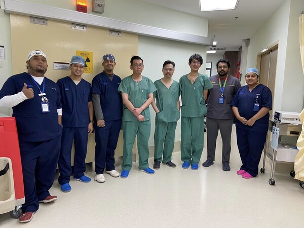 Dr. Yee Kok Meng, Pakar Runding Kardiologi (5 dari kiri), dan Dr. Tan Kok Leng, Pakar Runding Kardiologi (4 dari kiri), bergambar bersama pasukan makmal kateter.