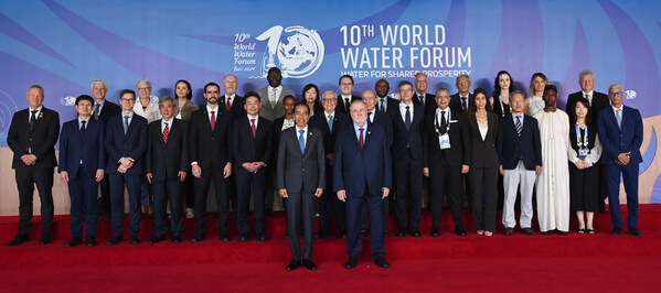 月曜日（2024年5月20日）、バリのヌサドゥアで記念撮影に応じるジョコ・ウィドド大統領（前列左）、第10回世界水フォーラム2024に向けて、ルイ・フォション世界水会議会長（前列右）、および世界水会議の委員会メンバー。